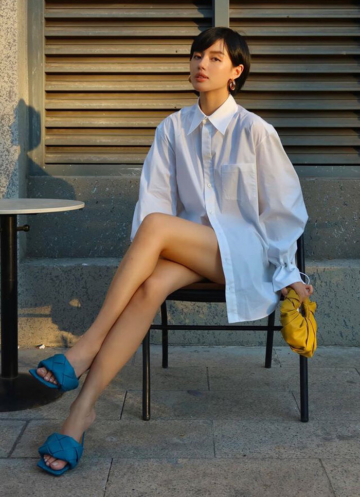 Là một fashionista, Khánh Linh cũng lăng xê nhiệt tình mốt "giấu quần" nhưng nhận được nhiều lời khen ngợi khi lựa chọn trang phục có độ dài vừa vặn. Cô diện&nbsp;theo phong cách thanh lịch với những hot item basic như blazer, áo sơ mi dáng rộng.