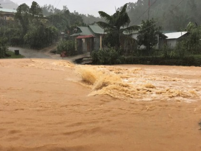 Tin tức trong ngày - Xe máy chở 6 người một gia đình gặp nạn, 2 cháu nhỏ bị nước cuốn tử vong