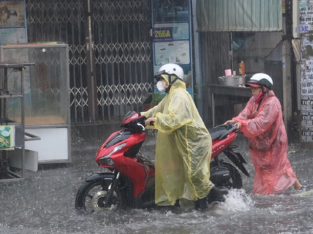 Tin tức trong ngày - Từ tối nay 5-7, TP HCM bước vào đợt mưa diện rộng và kéo dài