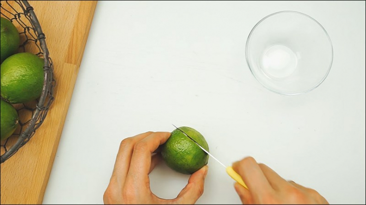 Bước 1. Bạn cắt lấy 1/4 lát chanh ngoài cùng theo chiều dọc.