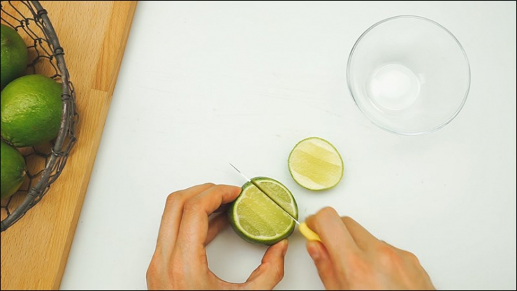 Bước 2. Lật quả chanh lên sao cho mặt vừa cắt nằm ở trên. Sau đó, bạn cắt lấy 1/3 lát chanh phía ngoài cùng nhé!