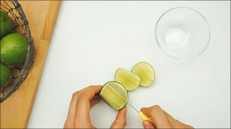 Bước 3. Tiếp tục cắt đôi để lấy lát ngoài cùng của chanh ra.