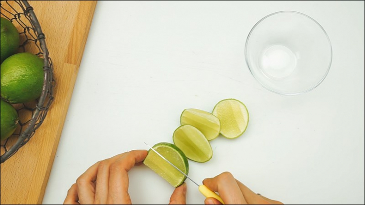 Bước 4. Lật quả chanh nằm ngang, lúc này bạn cắt đôi để tách lấy phần lõi ở giữa của chanh và phần cạnh ngoài cùng.