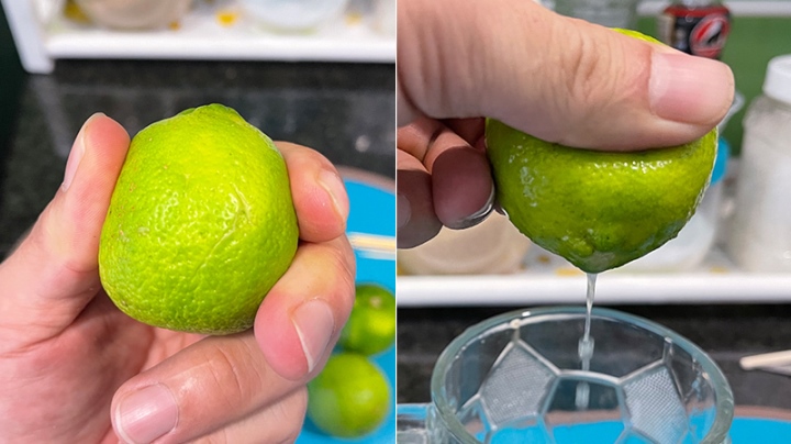 Rút cây tăm ra khỏi quả chanh sau đó dùng tay bóp mạnh thân quả, bạn sẽ thấy nước cốt chanh chảy ra từ phần cuống của quả chanh.