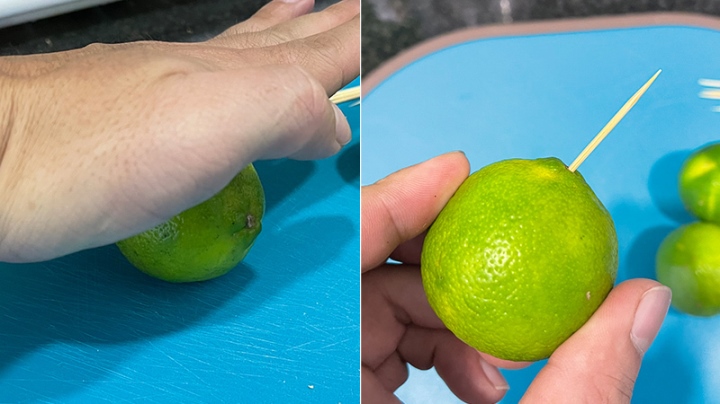 Lăn chanh khoảng 30 giây trên mặt bàn. Dùng lòng bàn tay ấn mạnh khi di chuyển, đến khi quả chanh mềm ra. Thao tác này có tác dụng phá vỡ lớp màng cứng ở quả chanh, giúp ép nước dễ dàng hơn. Sau đó dùng tăm hoặc que nhọn đâm vào cuống của quả chanh để tạo ra một lỗ nhỏ.