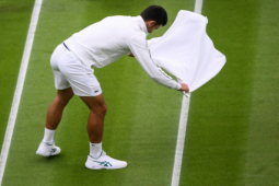 Djokovic lấy khăn lau khô sân đấu, ban tổ chức Wimbledon lên tiếng