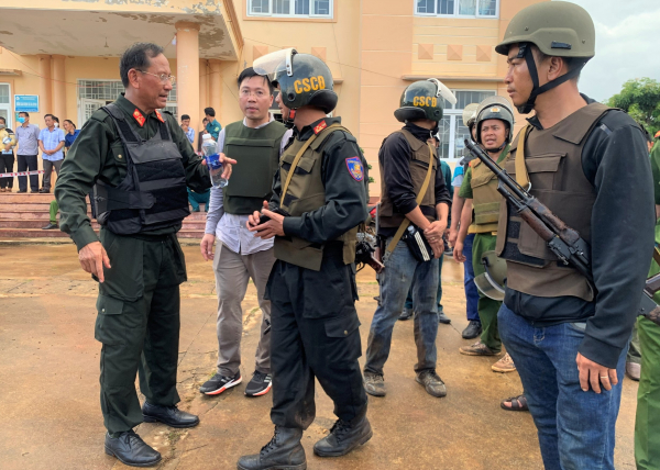 Thượng tá Cao Tiến Phu (đầu tiên bên trái) cùng lãnh đạo Công an tỉnh Đắk Lắk chỉ đạo các lực lượng vây bắt nhóm khủng bố tại trụ sở chỉ huy.