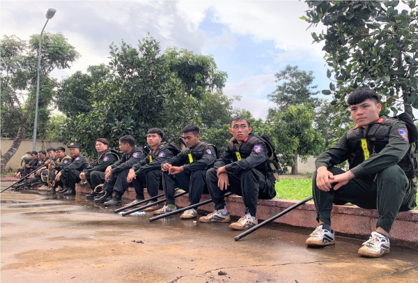 Giây phút nghỉ ngơi hiếm hoi của cán bộ, chiến sĩ CSCĐ tham gia truy bắt nhóm khủng bố.