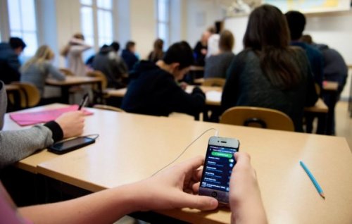 Điện thoại di động, máy tính bảng và đồng hồ thông minh sẽ không còn được phép sử dụng trong lớp học từ 1/1/2024