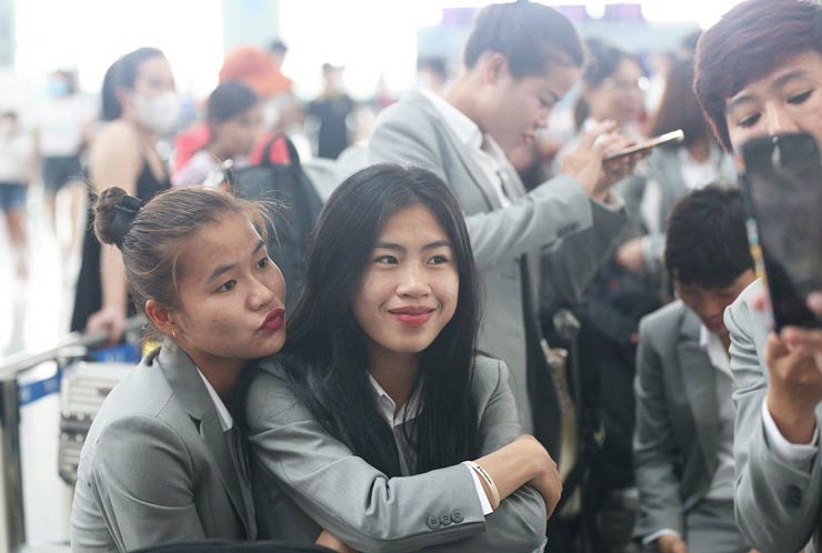 Các nữ tuyển thủ Việt Nam phấn khởi lên đường dự World Cup 2023