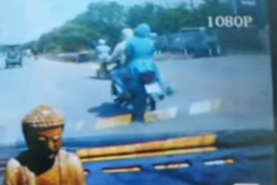 Tin tức trong ngày - Clip: "Ninja" ngồi sau xe máy bất ngờ bị quật ngã vì... chiếc áo