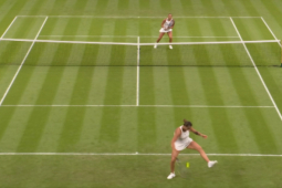 Thể thao - Người đẹp tennis đánh bóng qua 2 chân bị đối thủ "bắt bài" ở Wimbledon