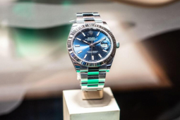 Kinh doanh - Đại gia rơi đồng hồ 1,6 tỷ đồng xuống biển, 30 phút sau tìm được khó tin