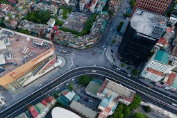 Tin tức trong ngày - Cảnh khác lạ tại ngã tư Chùa Bộc sau khi thông xe cầu vượt chữ C "độc" nhất Hà Nội