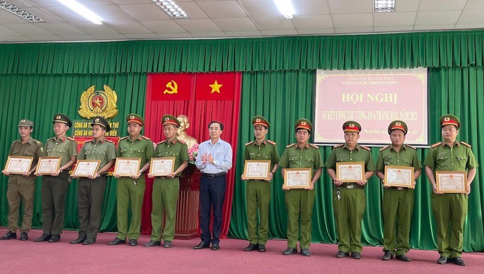 Ông Đào Ngọc chi khen thưởng lực lượng Công an huyện Phong Điền