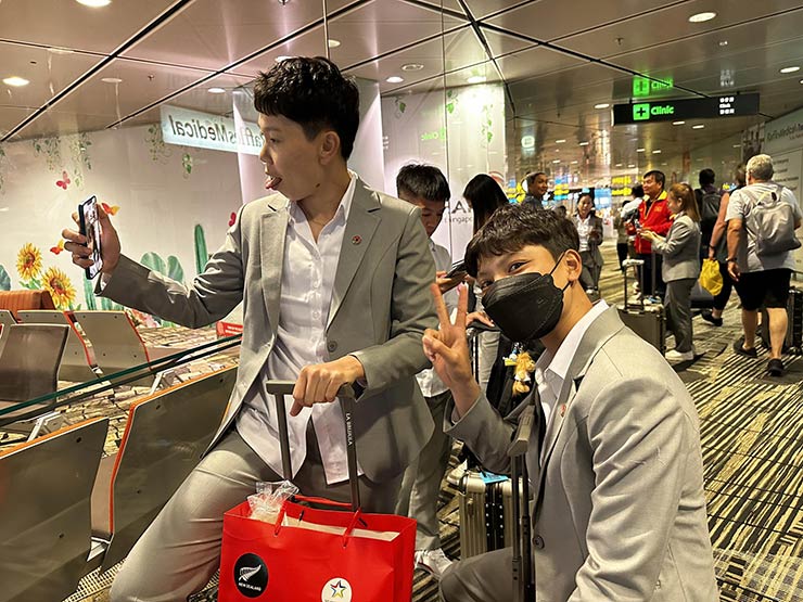 Huỳnh Như & ĐT nữ Việt Nam xinh tươi lên đường dự World Cup 2023 - 3