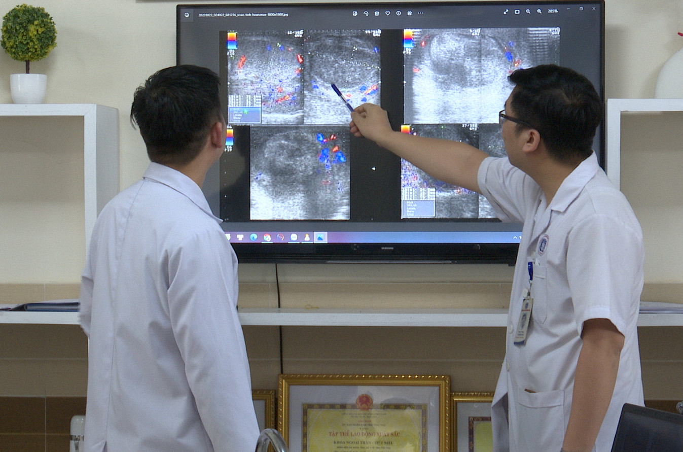 Các bác sĩ Khoa Ngoại thận Tiết niệu hội chẩn trước khi phẫu thuật cấp cứu cho người bệnh.