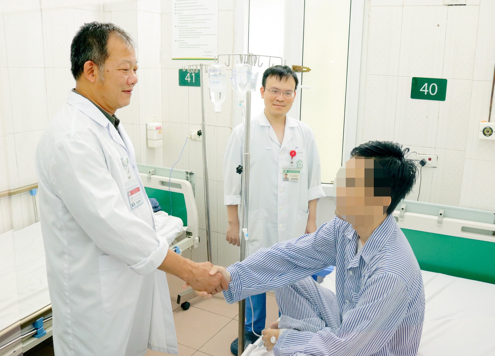 Bác sĩ Dương Đức Hùng chúc mừng bệnh nhân đã thoát khỏi cửa tử.