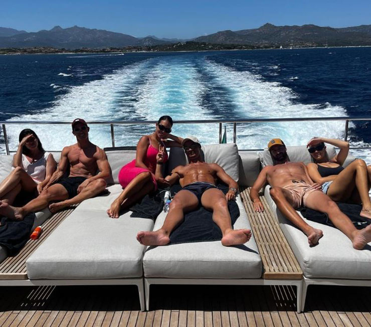 Ronaldo và bạn gái Georgina Rodriguez đi nghỉ hè ở đảo Sardinia cùng bạn bè&nbsp;
