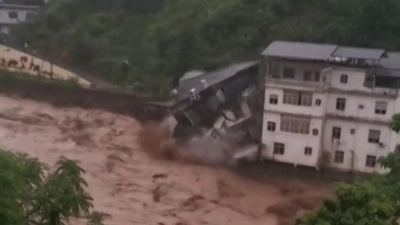 Lũ lụt cuốn trôi căn nhà ở Trùng Khánh (ảnh: SCMP)