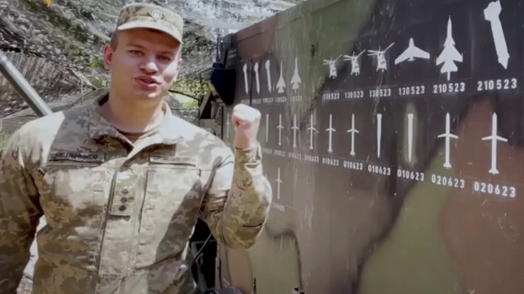 Quân nhân Ukraine đứng bên cạnh một hệ thống Patriot với các hình ảnh mô tả chiến công của hệ thống này.&nbsp;