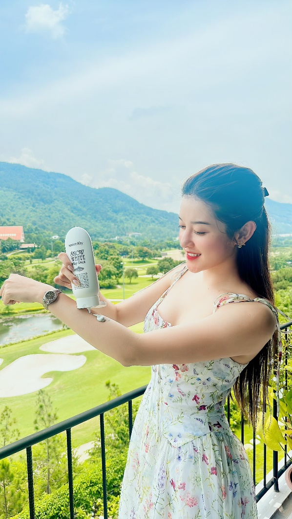 Chất kem Secret Key Snow White Milky Pack thấm ngay vào da giúp mang lại làn da trắng mịn