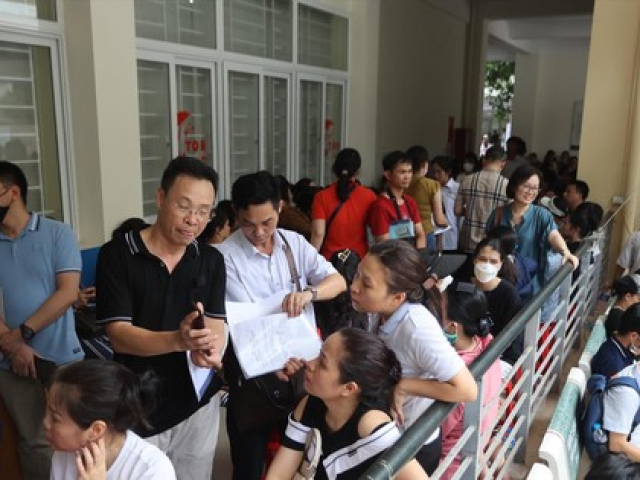 Giáo dục - du học - Điểm chuẩn vào lớp 10 ngoài công lập ở Hà Nội: 'Nhảy múa' như… chứng khoán