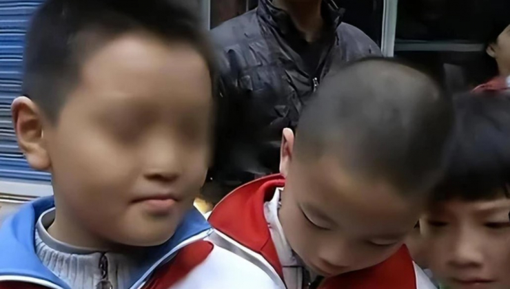 Cậu bé tên Tiểu Vân, 9 tuổi (bên trái).