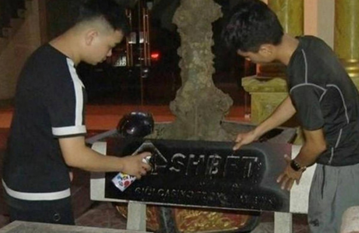2 trong số những thanh, thiếu niên bị bắt quả tang khi xịt sơn quảng cáo lên ghế đá công cộng ở Nam Định
