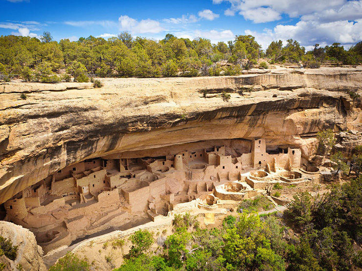 Cliff Palace (cung điện vách đá) là một khu bảo tồn di tích quốc gia nằm ở thung lũng Mesa Verde tại Colorado, Mỹ.
