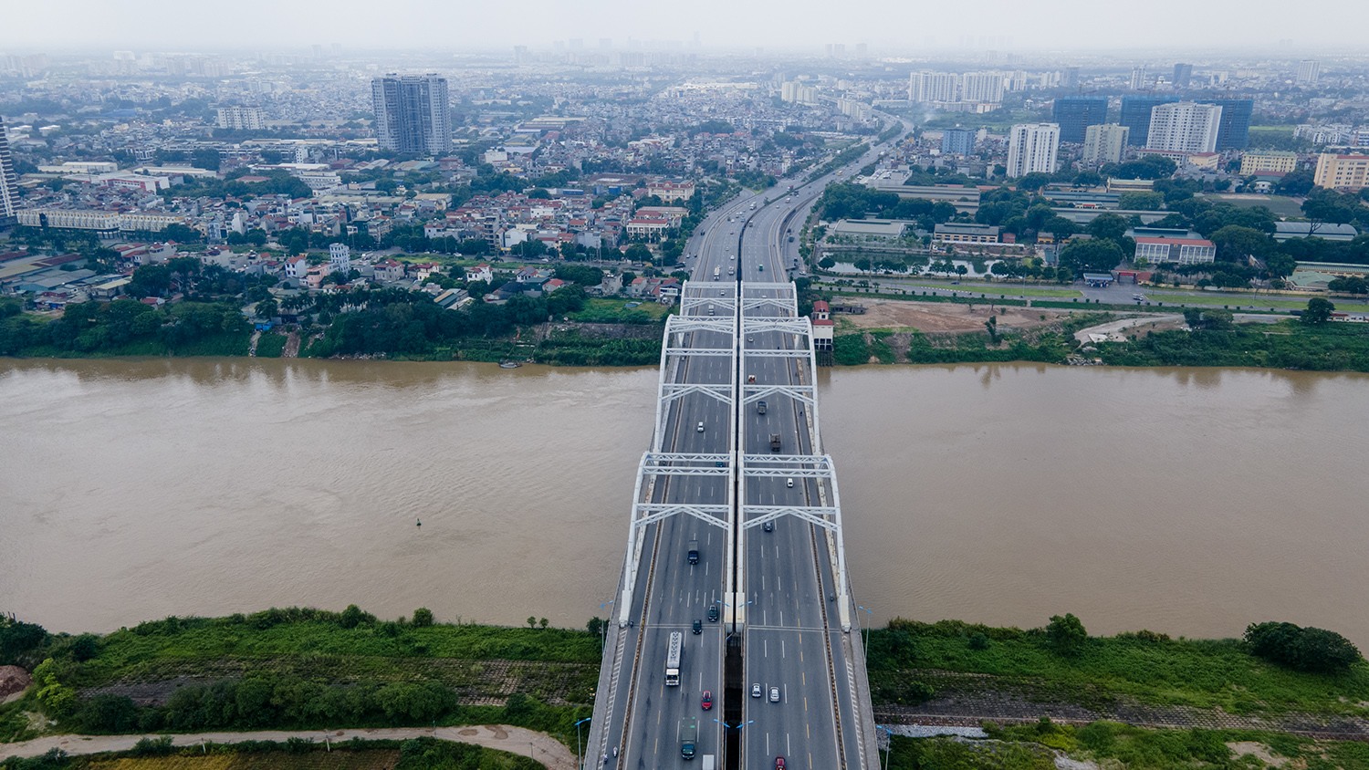 Cầu Đông Trù bắc qua sông Đuống nối liền quận Long Biên và huyện Đông Anh được khởi công xây dựng từ năm 2006. Sau 8 năm thi công, cầu được khánh thành vào ngày 9/10/2014.