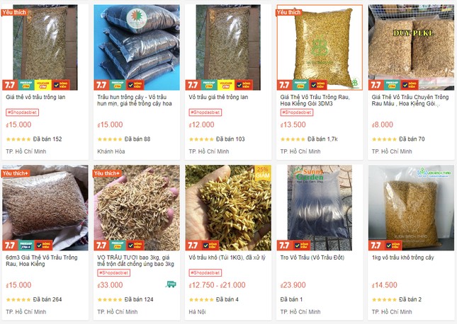 Bên cạnh rơm khô thì vỏ trấu cũng được những người trồng rau tại nhà săn lùng. Vỏ trấu được nhiều cơ sở thu mua, làm sạch và đóng gửi thành từng bao. Chúng được rao bán tấp nập trên sàn thương mại điện tử với giá từ 11.000-21.000 đồng/kg. Vỏ trấu có nhiều chất dinh dưỡng, giúp giữ nước và tạo độ ẩm tốt cho cây.