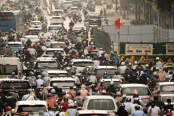 'Lô cốt' bủa vây, đường Nguyễn Trãi ùn tắc nghiêm trọng trong buổi sáng đầu tuần
