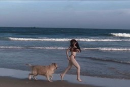 ”Nữ sinh hot nhất Sài thành” gây chú ý khi mặc bikini bé xíu chạy trên bãi biển