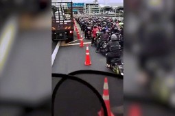 Clip: Choáng váng hàng nghìn xe máy như ”đàn ong” xếp hàng trên cầu