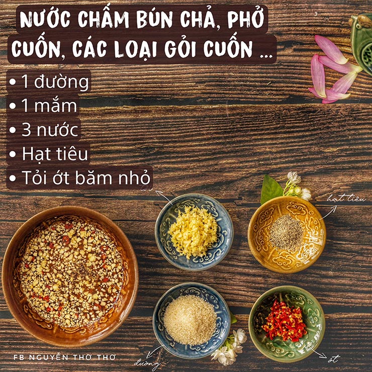 Bí quyết để tỏi nổi lên trên bát nước chấm rất đơn giản, chỉ cần băm nhỏ và để khô ráo là tỏi sẽ nổi tự nhiên. Đặc biệt nhớ phải cho tỏi vào sau cùng, vì tỏi ngâm lâu sẽ ngậm nước nên chìm dần, khi nào ăn có thể cho tỏi vào sau.
