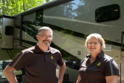 Phi thường - kỳ quặc - Nghỉ việc, bán mọi tài sản để mua thứ “ngớ ngẩn”, cặp đôi giờ giàu gấp 5 lần