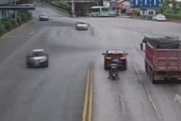 Xe máy - Xe đạp - Clip: Xe máy "trốn kỹ" vẫn dính "chưởng" của ô tô