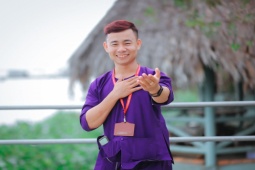 Đàn ông - Chàng HDV du lịch hot nhất miền Tây "gây bão" MXH với biệt danh "Thúy Liễu"