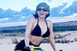 Thời trang - Nữ ca sĩ mix áo bơi với short, lái moto chạy trên đồi cát cực "bắt mắt"