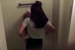 Bạn trẻ - Cuộc sống - Đang tắm thì con trai chủ nhà khỏa thân xông vào, cô gái phát hoảng khi biết sự thật