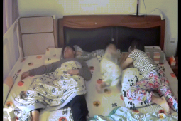 Clip hài hước - Thấy bố ngủ ngáy quá to, cậu bé có hành động "cực gắt"