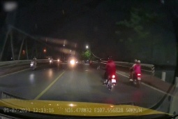 Ô tô - Clip: Ô tô bị pha đối điện đâm trực diện xe máy dựng giữa đường