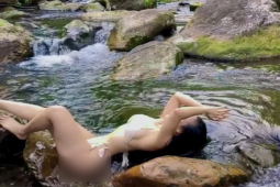 Thời trang - "Nàng Eva Vĩnh Phúc" gây chú ý khi mặc đồ như "tàng hình"  giữa suối rừng