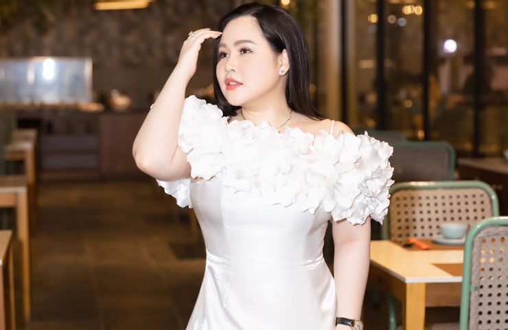 Bên cạnh đó, cô cho hay sức khỏe tinh thần cũng là điều vô cùng quan trọng để giúp sắc vóc của người đẹp này ngày càng tươi tắn, trẻ đẹp.

