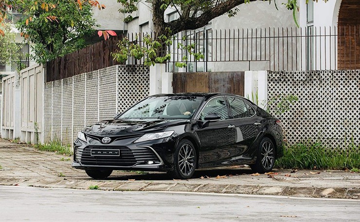 Giá xe Toyota Camry niêm yết và lăn bánh tháng 7/2023 - 1