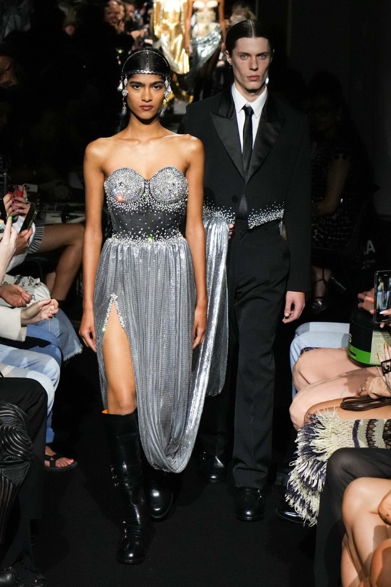 Jean Paul Gaultier Couture Fall 2023 tôn vinh chiếc áo ngực hình nón kinh điển - 5