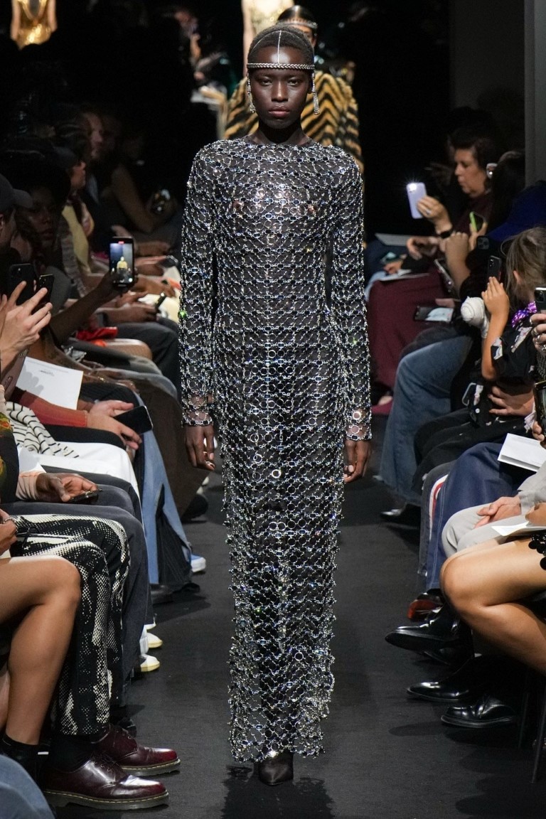 Jean Paul Gaultier Couture Fall 2023 tôn vinh chiếc áo ngực hình nón kinh điển - 14