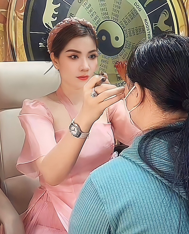 Doanh nhân Nguyễn Nhung đang đo cung chân mày cho khách hàng