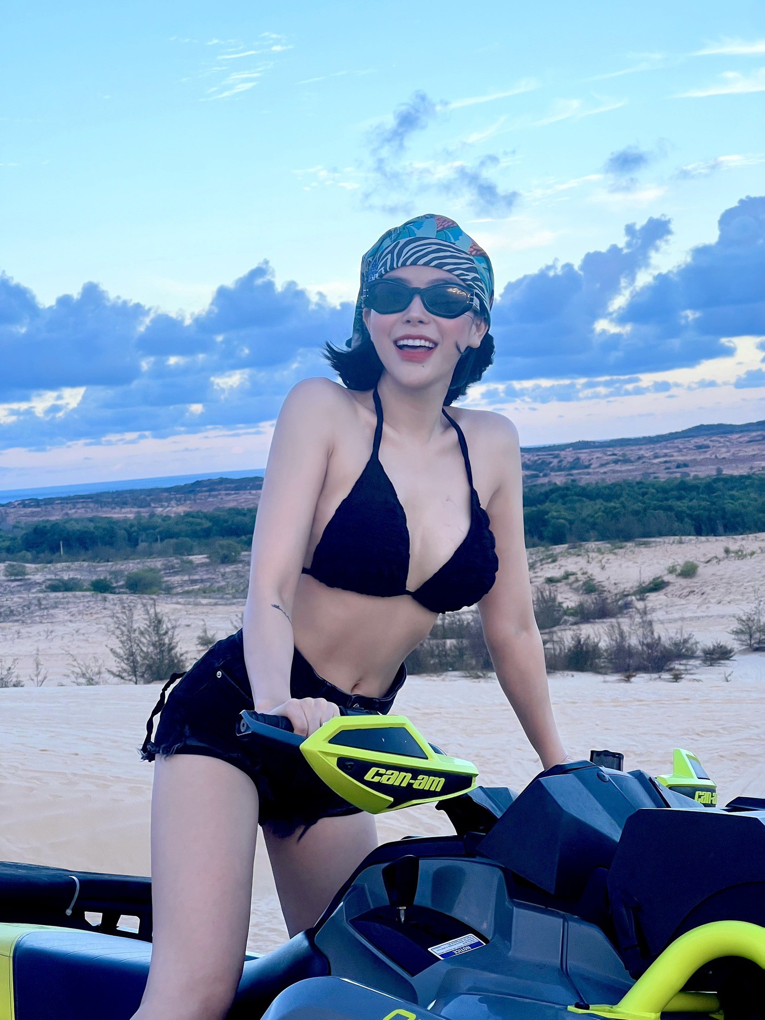Nữ ca sĩ mix áo bơi với short, lái moto chạy trên đồi cát cực 